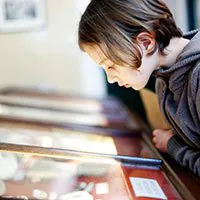 beleuchtete Vitrine Mädchen vor beleuchteter Vitrine