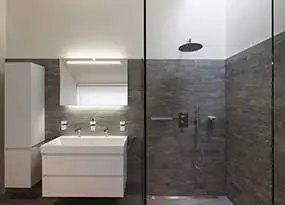 Badezimmer wird durch LEDs beleuchtet