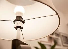 LED-Lampe in einer Leuchte Philips SceneSwitch LED-Lampe in einer Leuchte