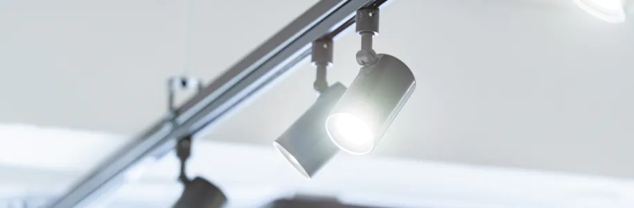 LED-Schienenstrahler an 3-Phasen-Stromschiene LED-Schienenstrahler an 3-Phasen-Stromschiene